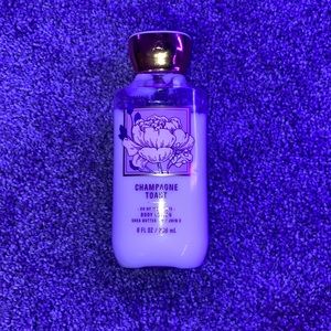 bath and body works(champagne toast-8fl oz)